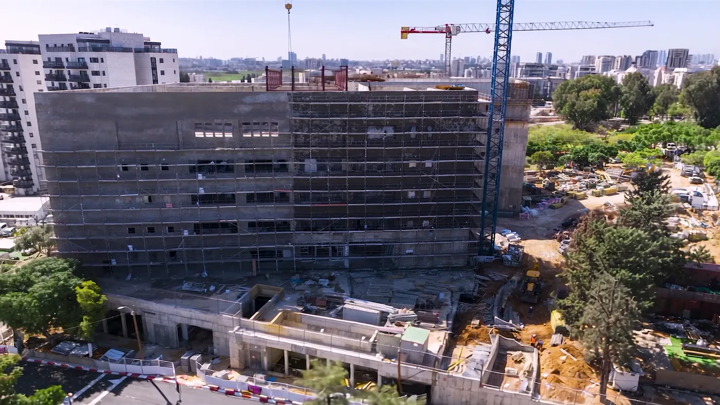השלד בגובה מלא לפני החיפוי, עם עגורן וקומות פתוחות