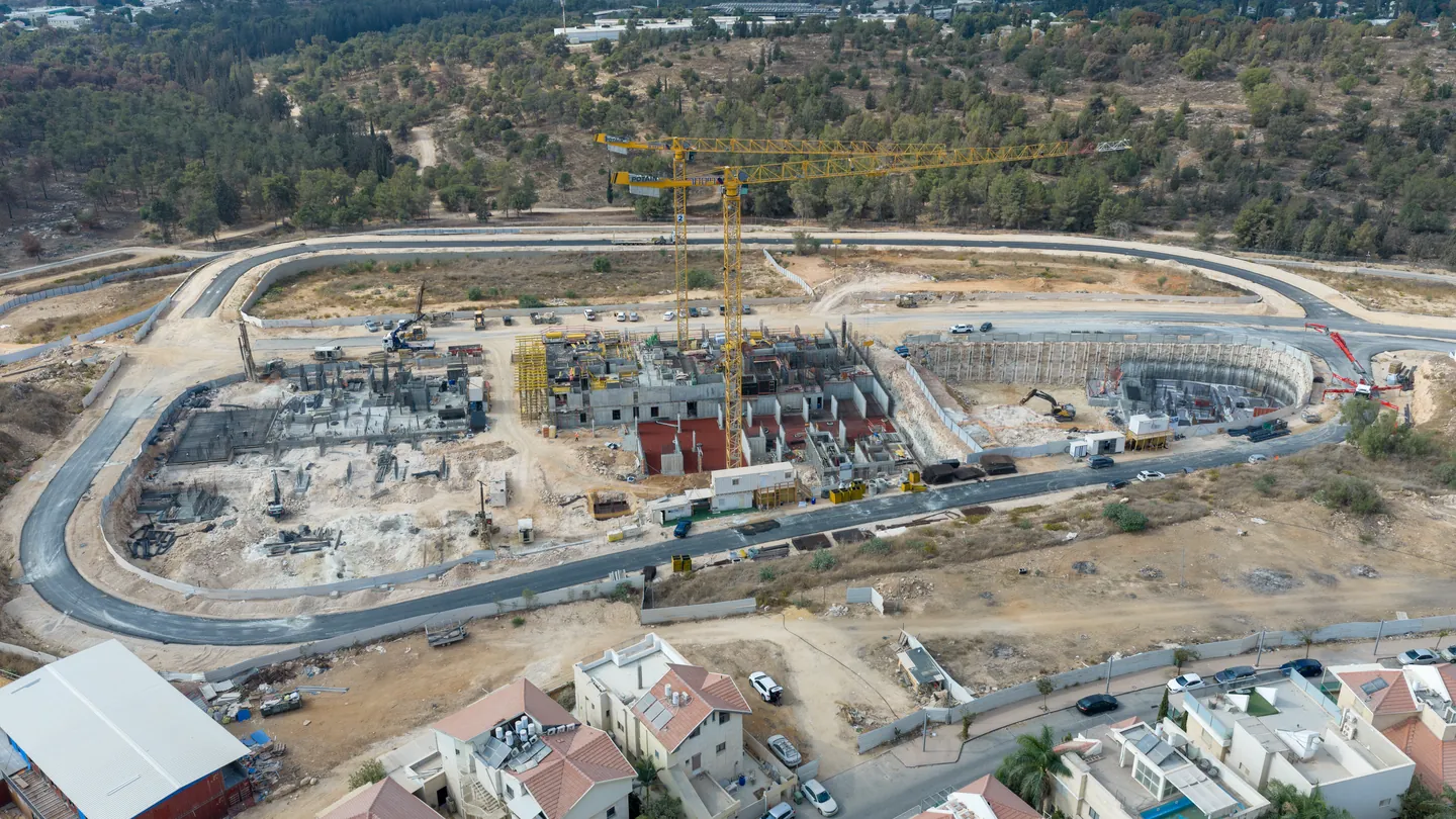 צילום אוויר של האתר בשלב החפירה והיסודות