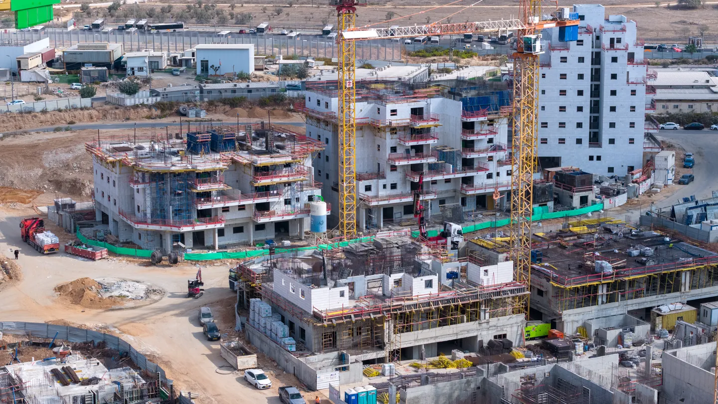 צילום אוויר של אותו אתר כשהשלד כבר בגובה עשר קומות